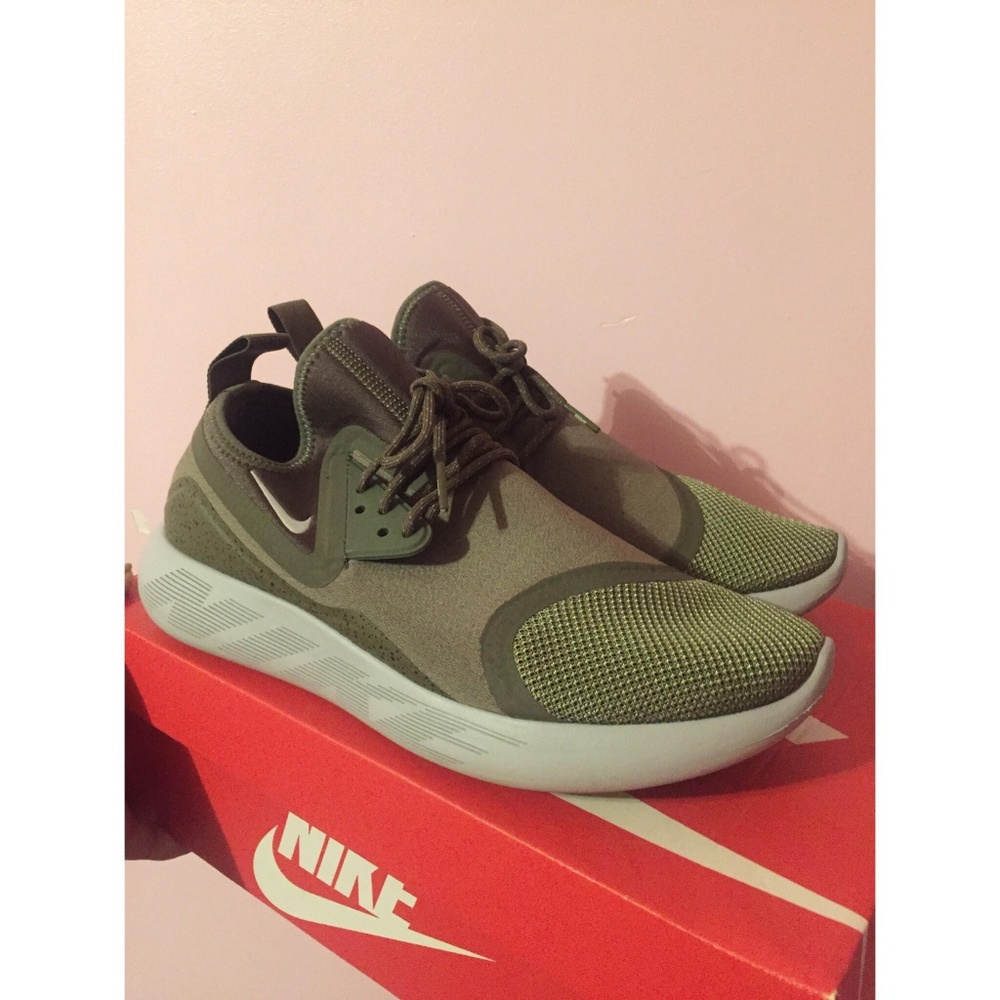 Nike Women's Lunacharge Essential Running Shoes